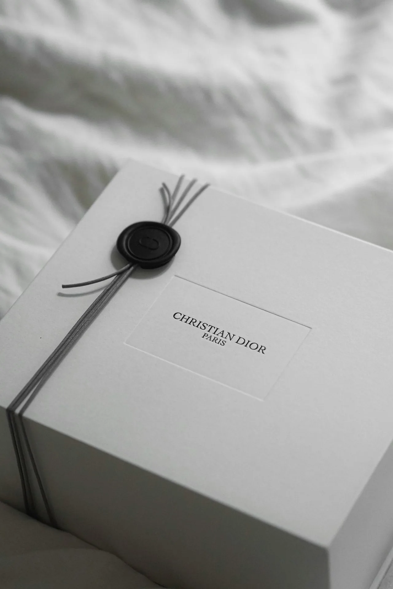 Weiße Christian Dior Geschenkbox mit Siegel