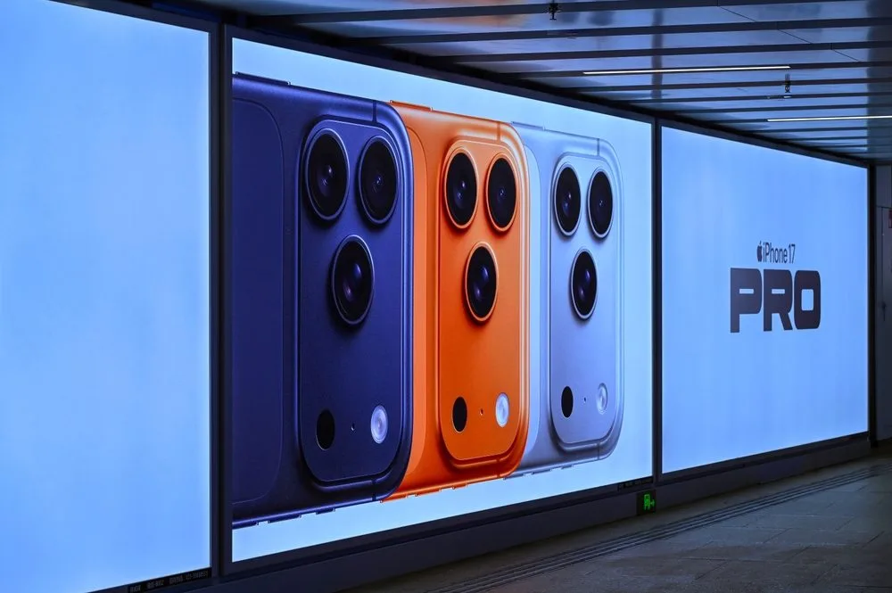 Großes Werbeplakat für iPhone 17 Pro